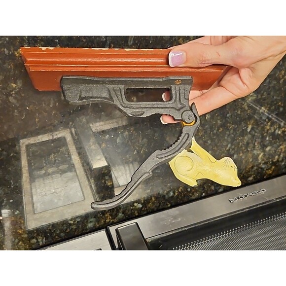 Vintage Cast Iron White Cat Nutcracker On Wooden Base - Picture 8 of 12